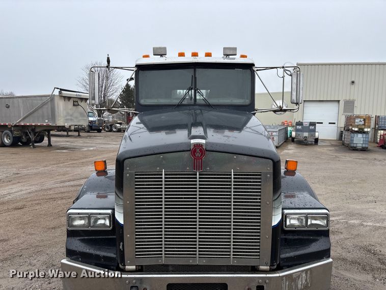 image for item FG0218 2004 Kenworth T800B semi truck