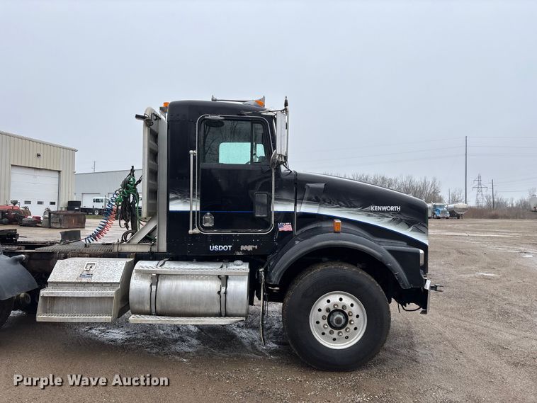 image for item FG0218 2004 Kenworth T800B semi truck