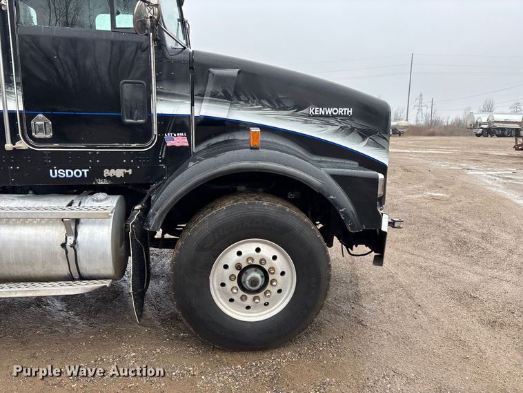 image for item FG0218 2004 Kenworth T800B semi truck