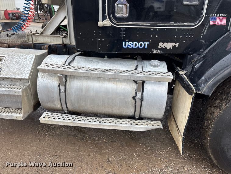 image for item FG0218 2004 Kenworth T800B semi truck