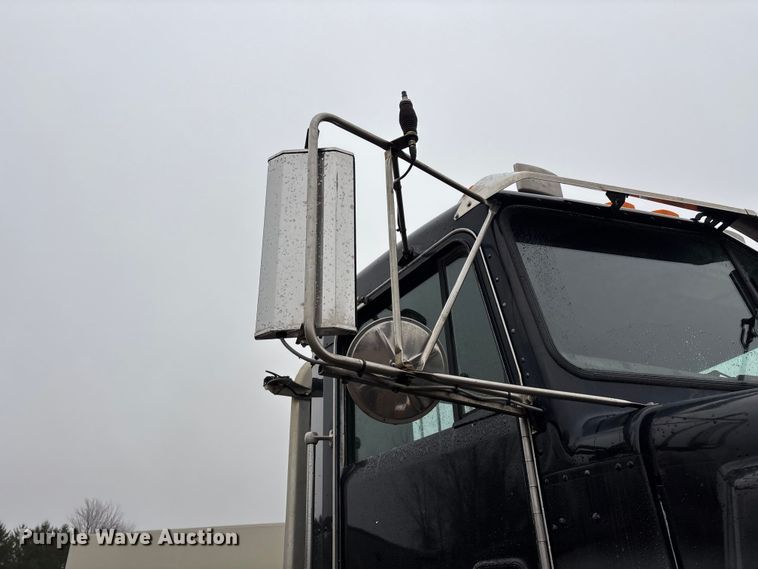 image for item FG0218 2004 Kenworth T800B semi truck