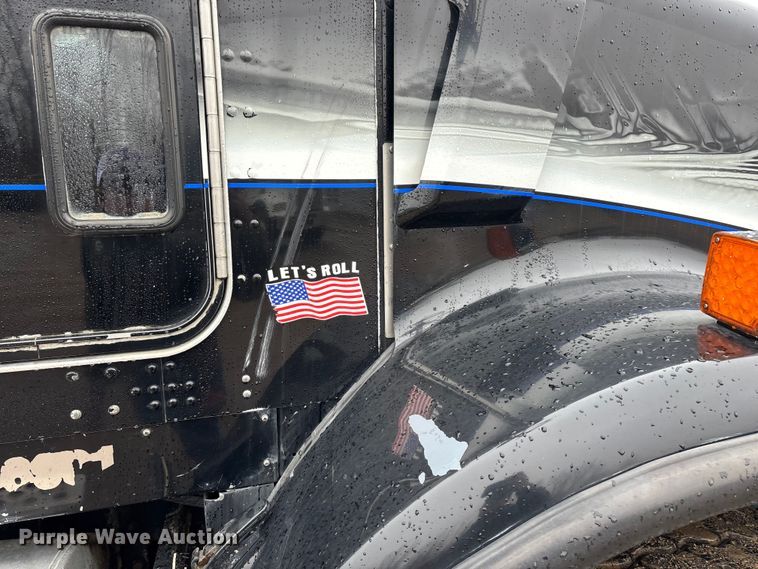 image for item FG0218 2004 Kenworth T800B semi truck