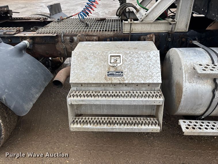 image for item FG0218 2004 Kenworth T800B semi truck