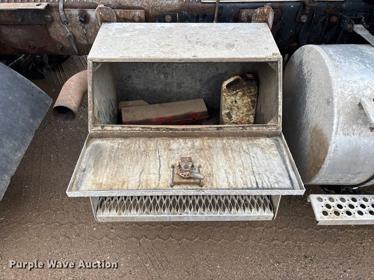 image for item FG0218 2004 Kenworth T800B semi truck