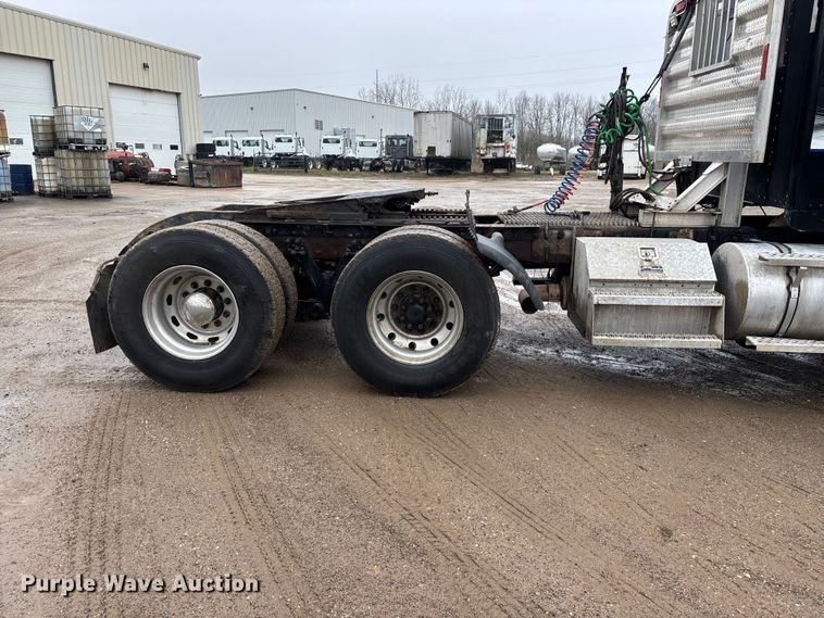 image for item FG0218 2004 Kenworth T800B semi truck