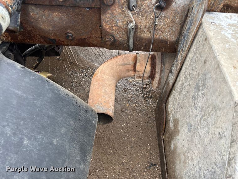 image for item FG0218 2004 Kenworth T800B semi truck