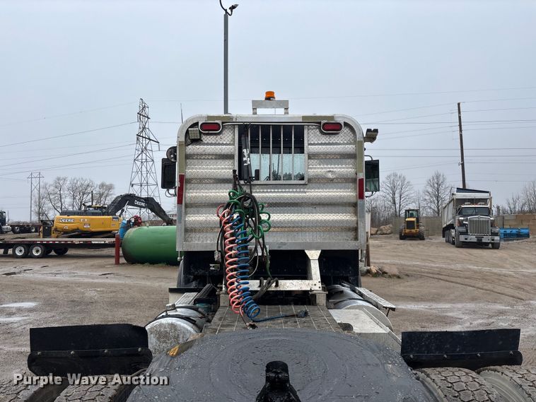 image for item FG0218 2004 Kenworth T800B semi truck