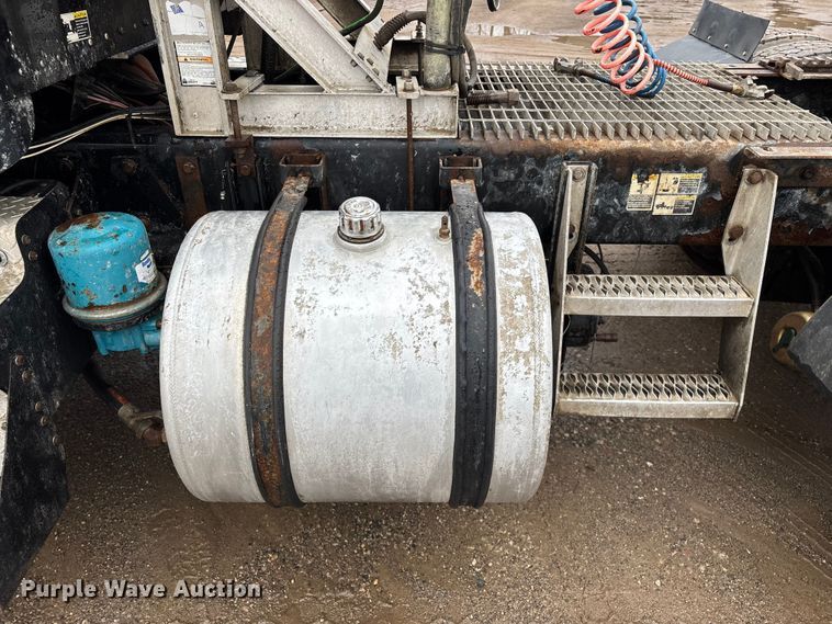 image for item FG0218 2004 Kenworth T800B semi truck