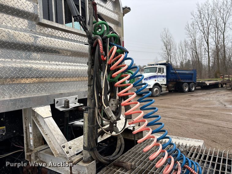 image for item FG0218 2004 Kenworth T800B semi truck