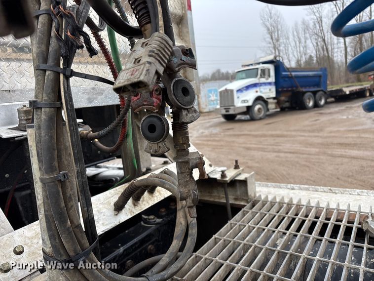 image for item FG0218 2004 Kenworth T800B semi truck