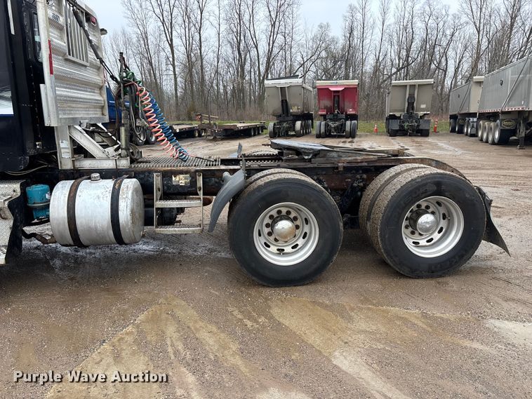 image for item FG0218 2004 Kenworth T800B semi truck