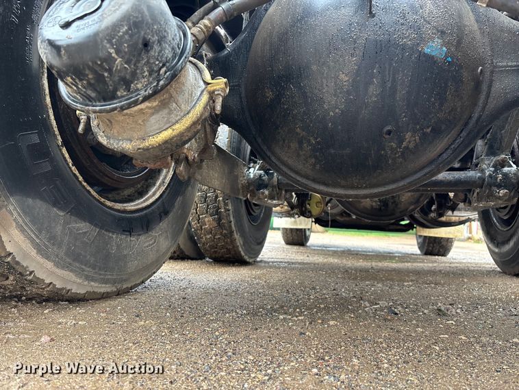 image for item FG0218 2004 Kenworth T800B semi truck