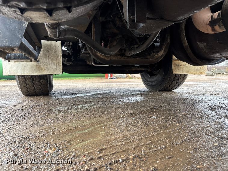 image for item FG0218 2004 Kenworth T800B semi truck