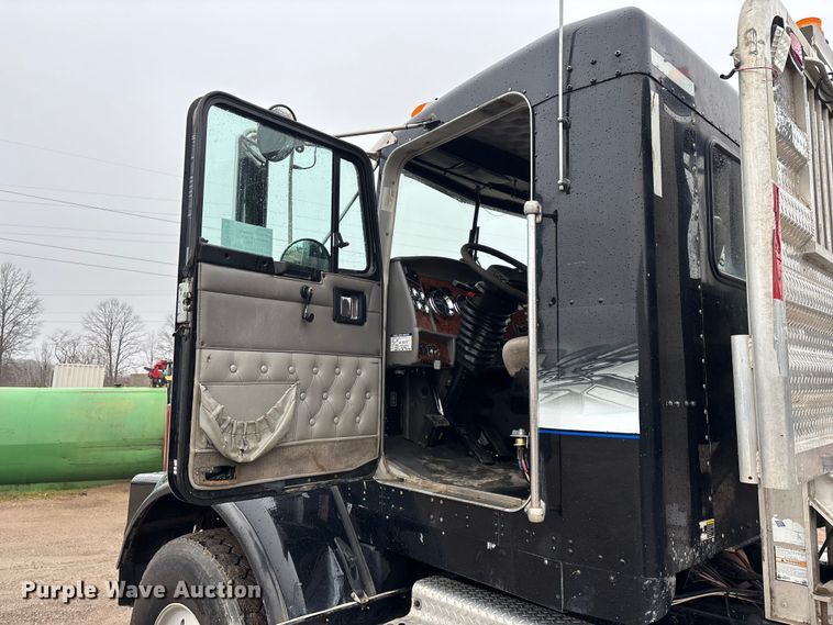 image for item FG0218 2004 Kenworth T800B semi truck