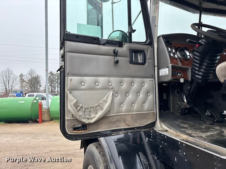 image for item FG0218 2004 Kenworth T800B semi truck