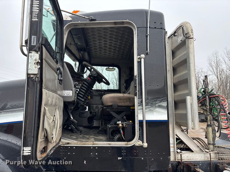 image for item FG0218 2004 Kenworth T800B semi truck