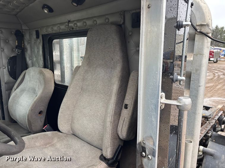 image for item FG0218 2004 Kenworth T800B semi truck