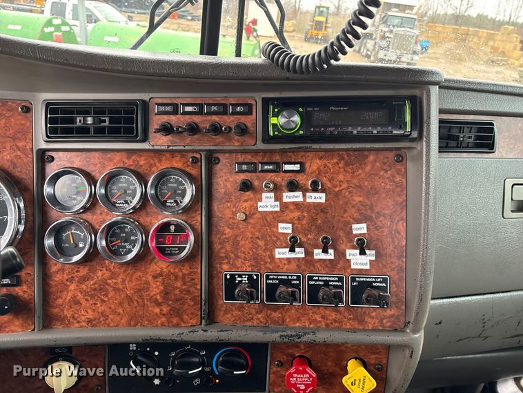 image for item FG0218 2004 Kenworth T800B semi truck