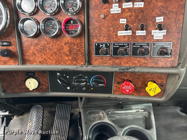 image for item FG0218 2004 Kenworth T800B semi truck