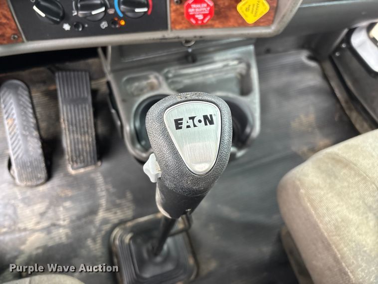 image for item FG0218 2004 Kenworth T800B semi truck