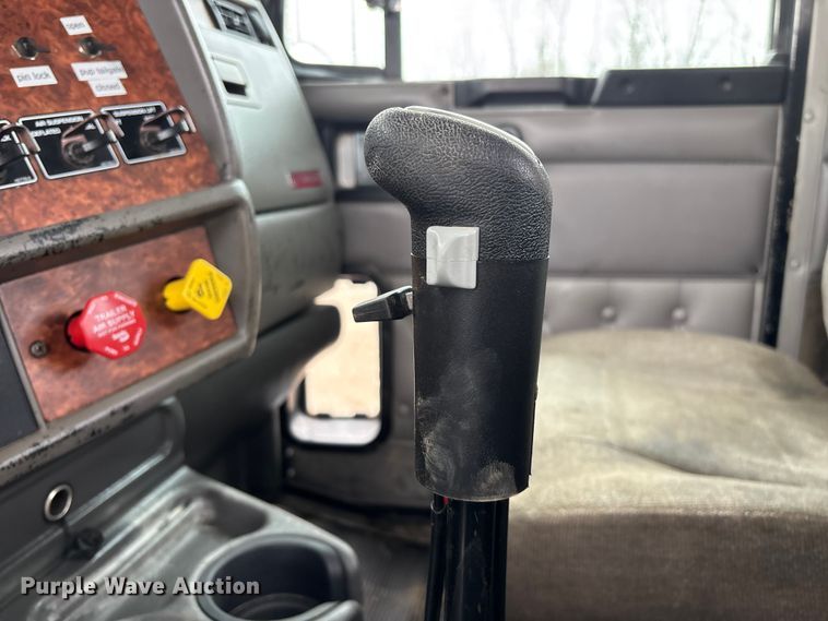 image for item FG0218 2004 Kenworth T800B semi truck