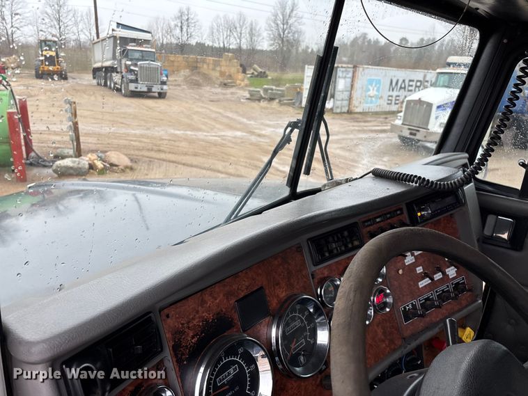 image for item FG0218 2004 Kenworth T800B semi truck