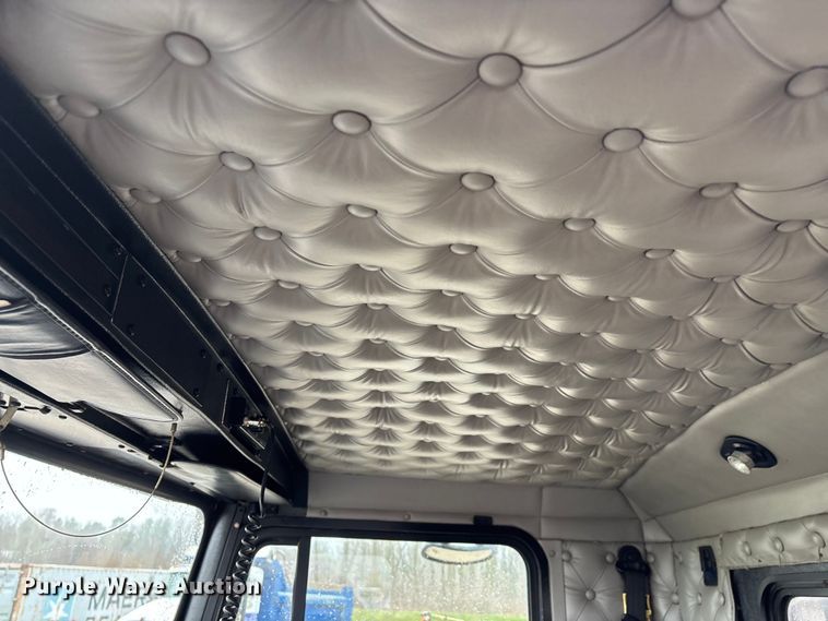 image for item FG0218 2004 Kenworth T800B semi truck