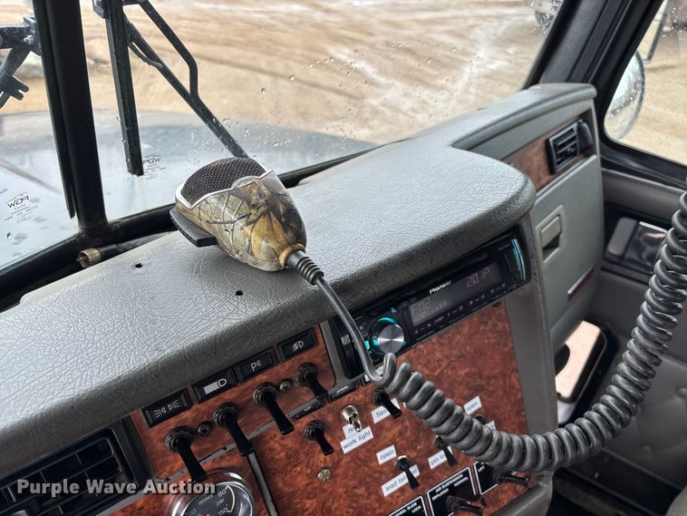 image for item FG0218 2004 Kenworth T800B semi truck