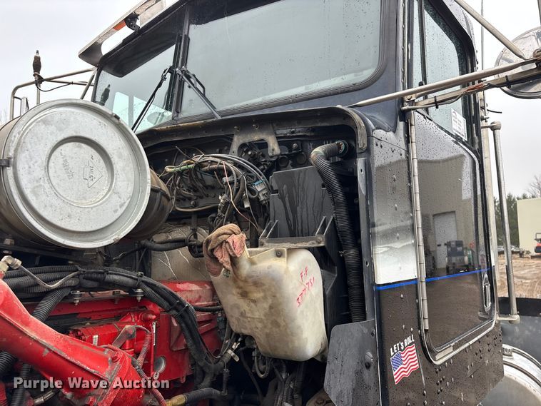 image for item FG0218 2004 Kenworth T800B semi truck