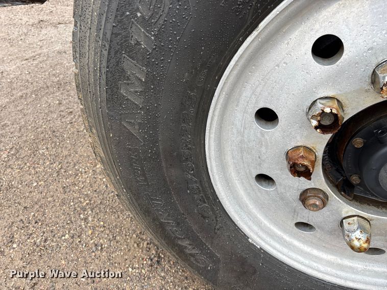 image for item FG0218 2004 Kenworth T800B semi truck