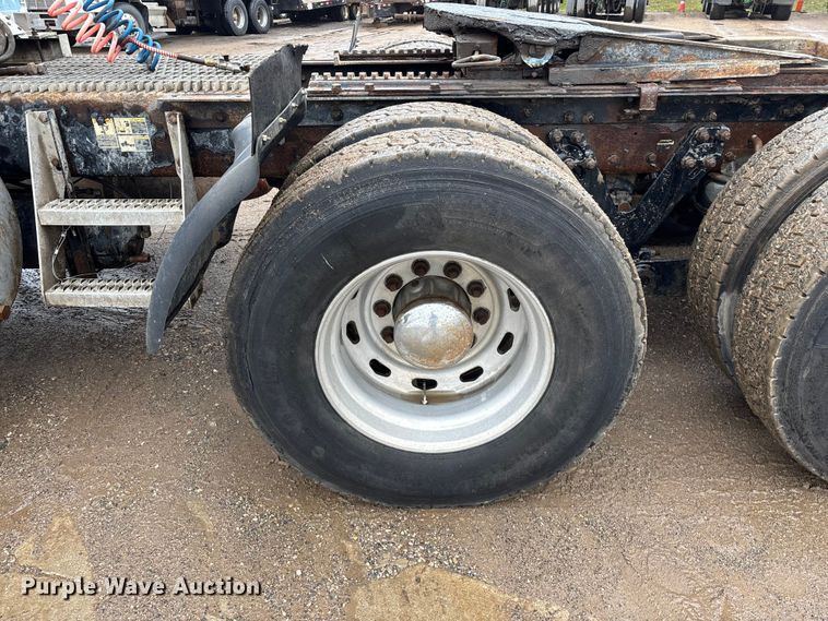 image for item FG0218 2004 Kenworth T800B semi truck