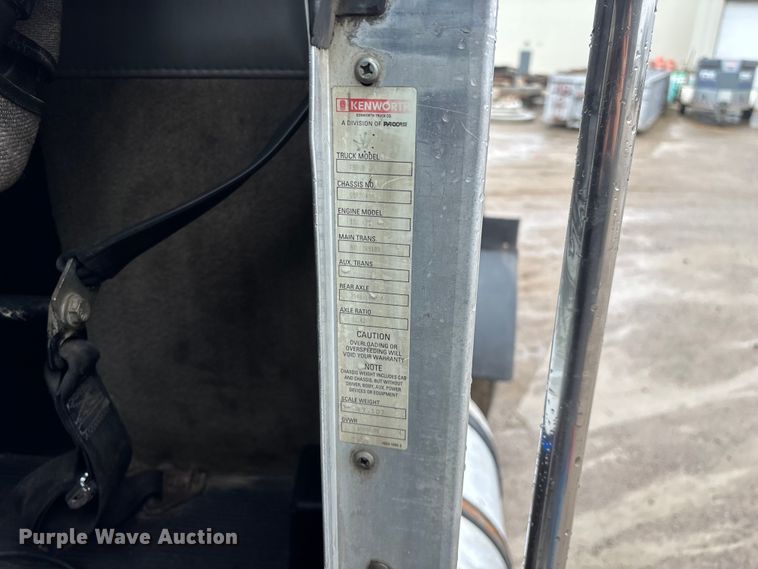 image for item FG0218 2004 Kenworth T800B semi truck