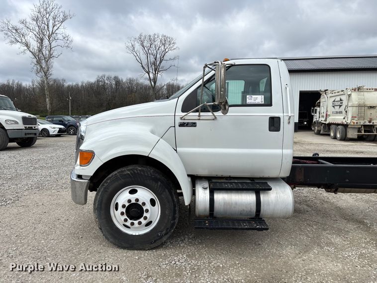 image for item FG0219 2013 Ford F750 Super Duty truck cab and chassis