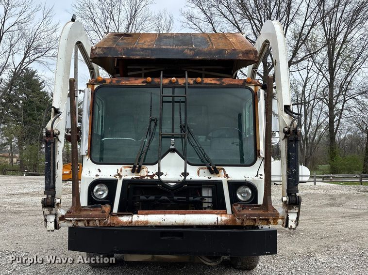 image for item FG0220 2008 Mack refuse truck