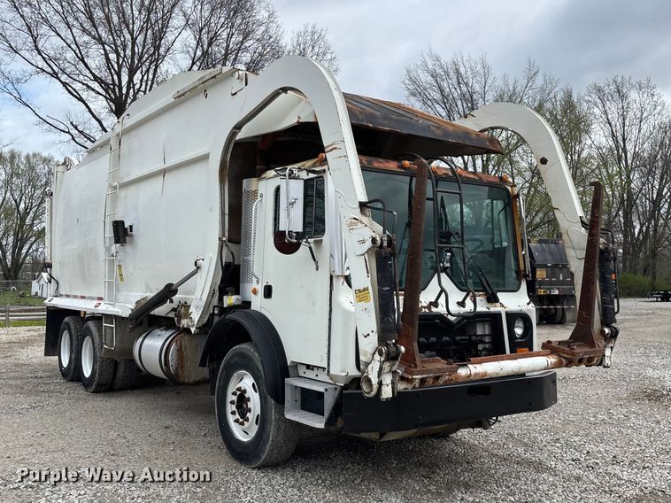 image for item FG0220 2008 Mack refuse truck