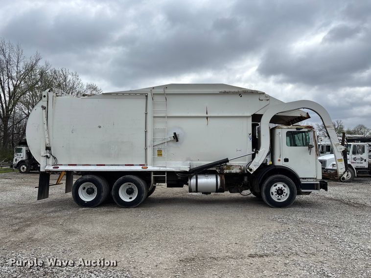 image for item FG0220 2008 Mack refuse truck