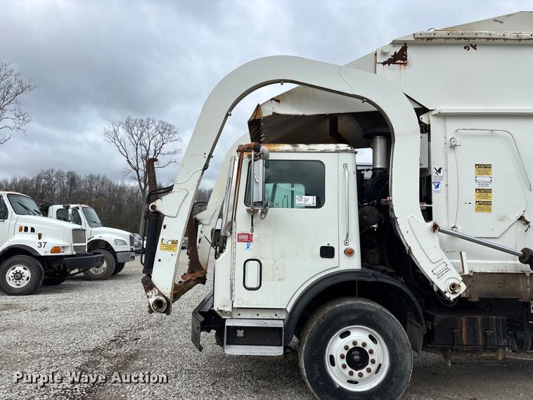image for item FG0220 2008 Mack refuse truck