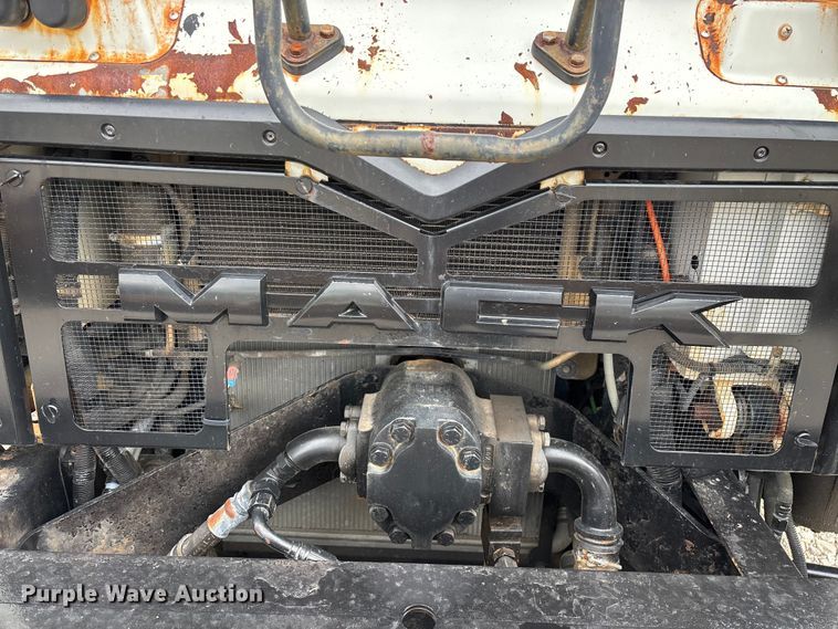 image for item FG0220 2008 Mack refuse truck