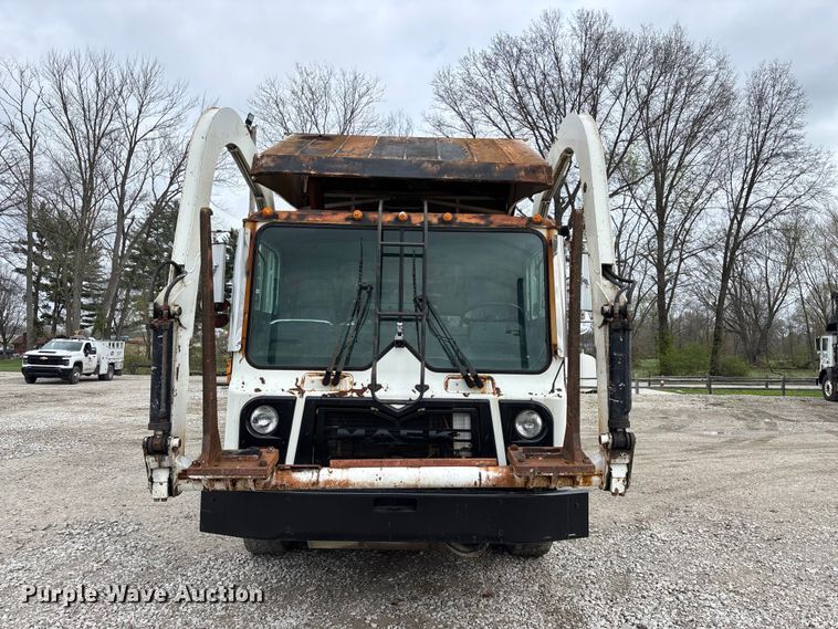 image for item FG0220 2008 Mack refuse truck