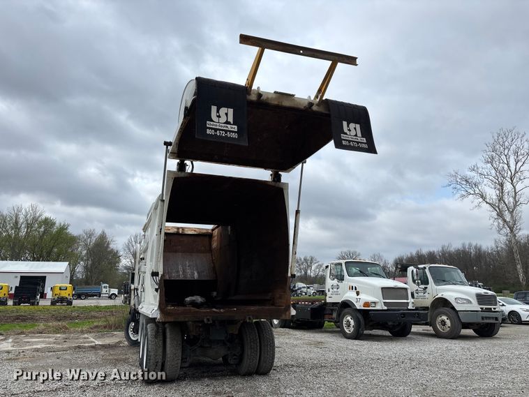 image for item FG0220 2008 Mack refuse truck