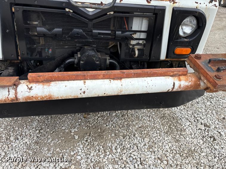 image for item FG0220 2008 Mack refuse truck