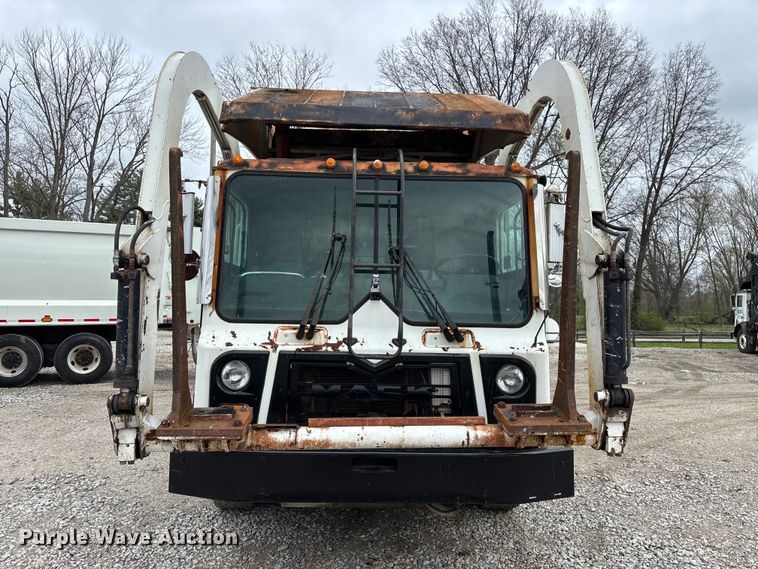 image for item FG0220 2008 Mack refuse truck