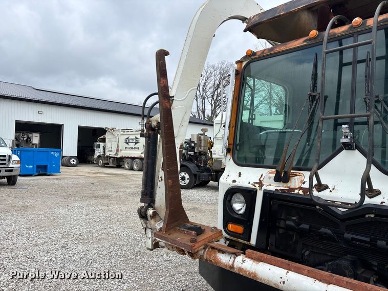 image for item FG0220 2008 Mack refuse truck