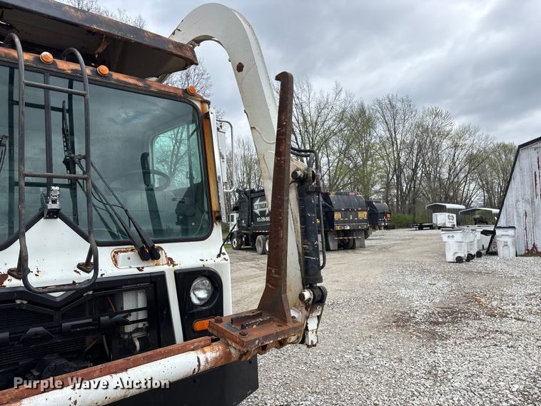 image for item FG0220 2008 Mack refuse truck