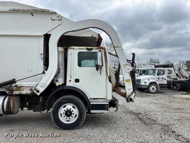 image for item FG0220 2008 Mack refuse truck