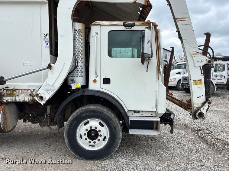 image for item FG0220 2008 Mack refuse truck