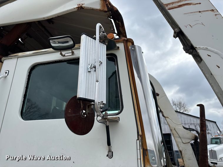 image for item FG0220 2008 Mack refuse truck