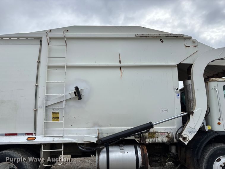 image for item FG0220 2008 Mack refuse truck