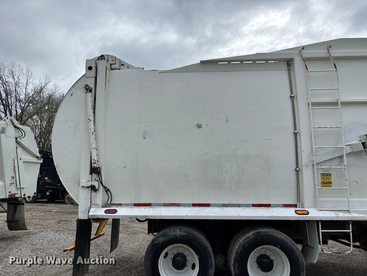 image for item FG0220 2008 Mack refuse truck