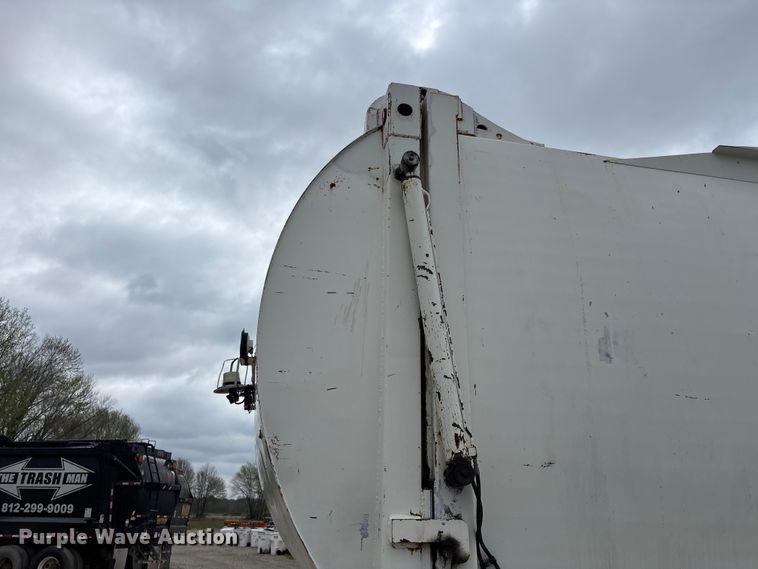 image for item FG0220 2008 Mack refuse truck